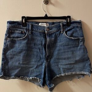 Abercrombie & Fitch - the 4 inch Mom Short - High Rise - Medium Wash